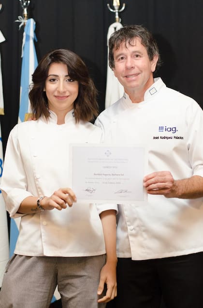 Bárbara, con su diploma del IAG en la mano, junto a Ariel Rodríguez Palacios