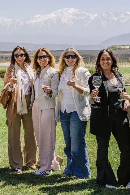 Bárbara, Dolores González Calderón, Ana Roibon (de The Vines Resort & Spa, en Valle de Uco) y Catalina Grandval (planner en Mendoza) brindan por unos días soñados que pasaron juntas