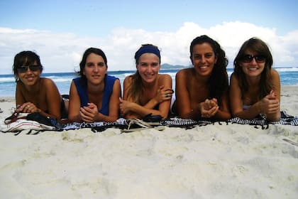 Bárbara en Praia Lopez Mendes (Ilha Grande, Brasil), con amigas que conoció en el viaje