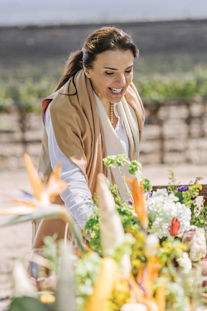 Bárbara encantada con todos los detalles de la mesa para el almuerzo al aire libre en Finca Decero.