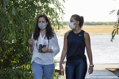 Bárbara Gasparri, responsable de Ecología y Biodiversidad y Macarena Posse, coordinadora municipal, recorren la reserva.