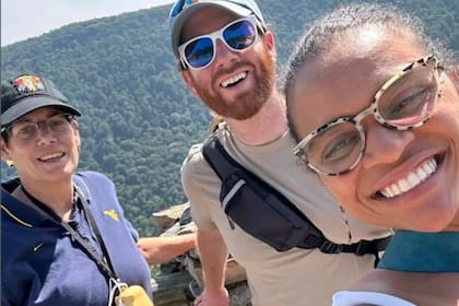 Barbara Gomes Marques junto a su esposo estadounidense y su suegra