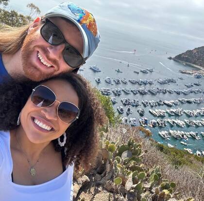 Barbara Gomes Marques junto a su esposo, un ciudadano estadounidense