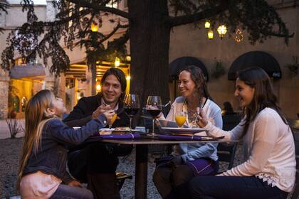 Bárbara Gorodner cena en un restaurante de Plaza Canning, junto a su marido Fernando y sus hijas Paloma y Agustina