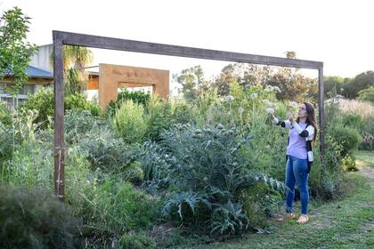 Bárbara haciendo mantenimiento del jardín.