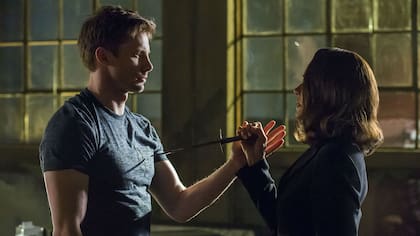 Barbara Hershey con Ann Rutledge obliga a Damien a cumplir su misión