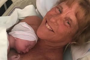 Madre récord: una mujer de 57 años dio a luz de forma natural