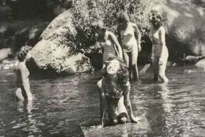 Barbara Kent y sus amigas en el campamento en Ruidoso, Nuevo México, disfrutaron de una nevada extraña que resultó traer consecuencias trágicas