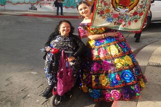 Superación. Sola y en silla de ruedas se atrevió a recorrer el mundo