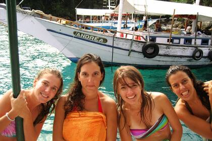 Bárbara (la segunda en la foto de izquierda a derecha) con amigas que conoció en un viaje a Ilha Grande, Brasil