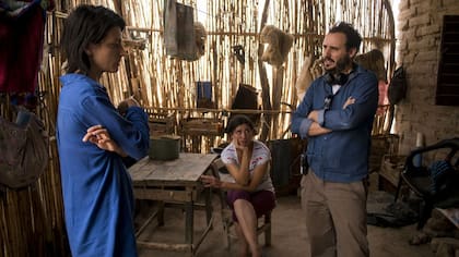 Bárbara Lennie en el back de Una especie de familia; aquí con el director y con Yanina Avila