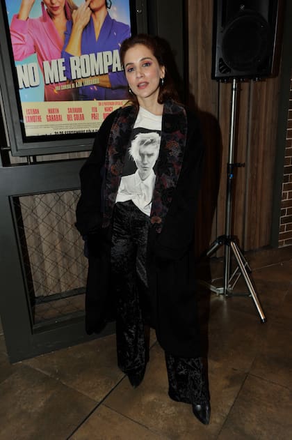 Bárbara Lombardo mezcló la elegancia de un pantalón de pana con la informalidad de una remera con la cara de Justin Bieber