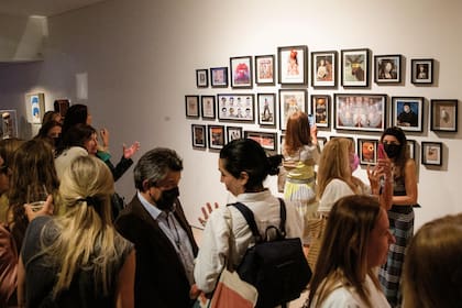 Bárbara mostró 30 de los 130 collages que hizo a lo largo de la pandemia en una muestra que también reúne el trabajo de nueve artistas femeninas con una gran trayectoria en nuestro país. 