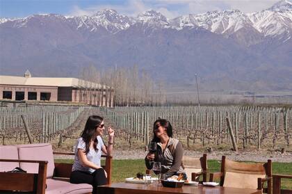 Bárbara Osorio y Jessica Ladino almuerzan en Killka; atrás, la bodega Salentein y los Andes