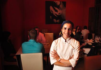 Nadia Harón en su restaurante Nadia O.F., en Chacras de Coria, elegido el mejor del país