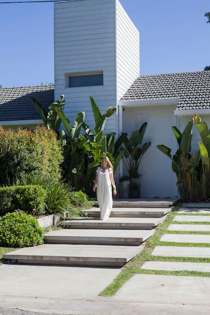 Bárbara Rozanski, paisajista y dueña de casa, camina por el frente al que le dedicó un gran trabajo.