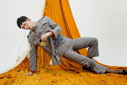 Sus diseños ponen en valor el feminismo, se pronuncian en contra de la violencia y promueven la igualdad