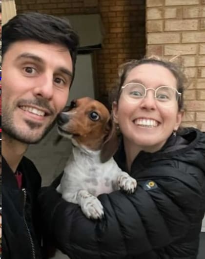 Bárbara y Gastón con uno de los perros que cuidaron en su trabajo Foto: Gentileza @elmundoxdentro