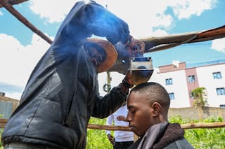 Barbero keniano que corta el cabello con una pala afilada triunfa en las redes sociales africanas