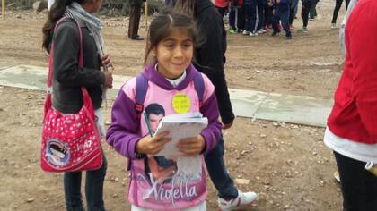 Barbi, emocionada por ver los dinosaurios de la muestra de Tecnópolis Federal