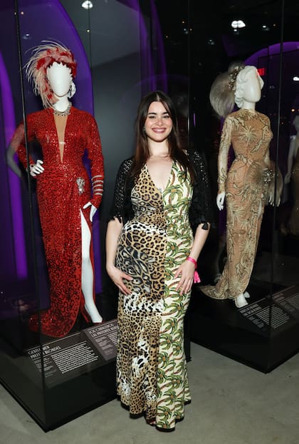 Barbie Ferreira optó por un particular diseño con diferentes estampados para la glamorosa ocasión, y posó junto a dos de los icónicos vestidos que están en exhibición