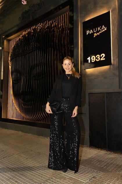 Barbie Simons eligió un look monocromo con brillos para una noche especial.