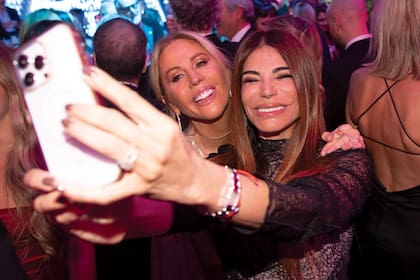 Barbie Simons –vestida por Laurencio Adot– se toma una selfie con su amiga Zulemita Menem, que fue sin su novio, Rodolfo D’Onofrio