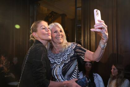 Barbie Simons y una selfie con Evelyn Scheidl