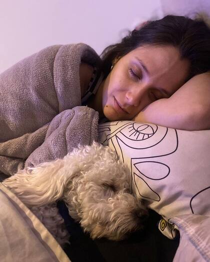 Barbie Vélez dormida junto a su perro