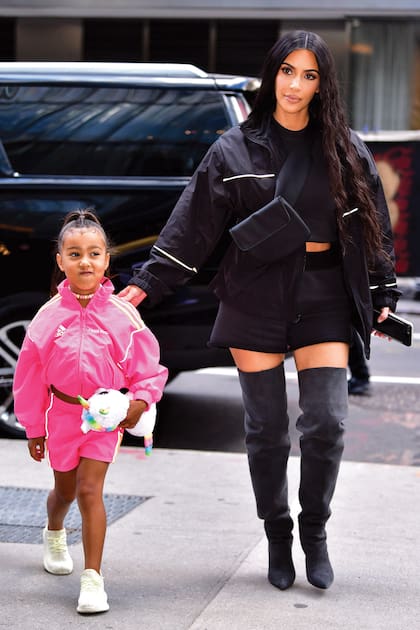 Barbiecore look, collar y peluche de unicornio para acompañar a Kim en una serie de compromisos en Manhattan.