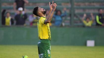 Barboza celebra su gol de penal