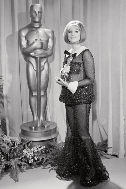 Barbra Streisand, al momento de recibir el Oscar a mejor actriz por su papel en Funny Girl (1969) 