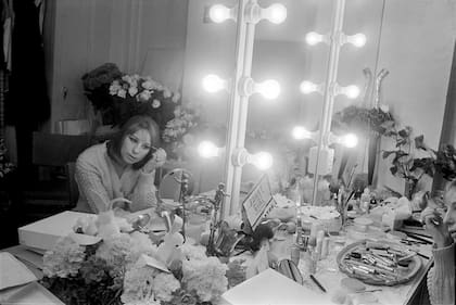 Barbra Streisand en 1964, preparándose para salir a escena en Funny Girl, la obra que la transformó en una estrella