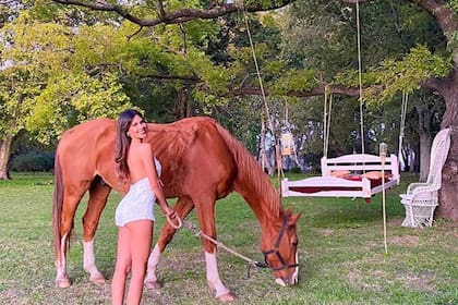 Barby Franco junto a su caballo, Fausto, en el campo que su pareja tiene en la localidad de Azul