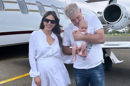 Barby Franco y Fernando Burlando junto a Sarah, su primera hija juntos