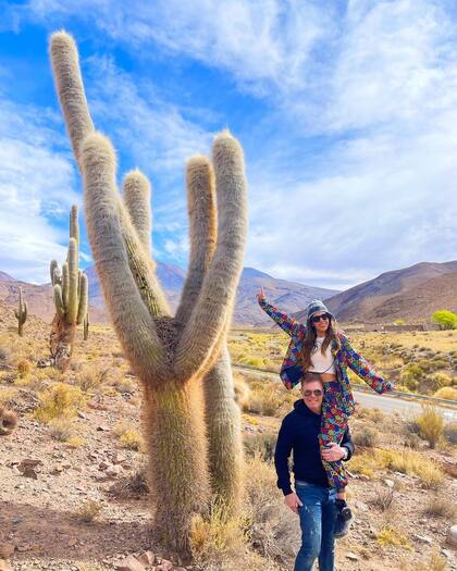 Barby Franco y Fernando Burlando posan frente a uno de los típicos cardones salteños