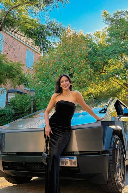 Barby Franco y su pareja, Fernando Burlando, llegaron en su
flamante Tesla Cybertruck