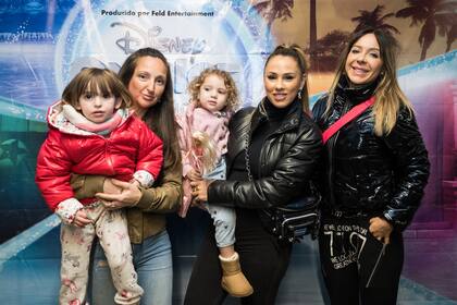 Barby Silenzi junto a su hija Avril, fruto de su amor con El Polaco y algunas amigas