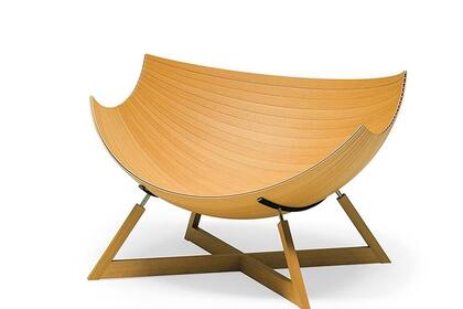 Barca, la silla camaleónica del danés Jakob Jørgensen, ganó la competición del IFDA en 2008. Sus gajos se mueven sobre rieles y hacen que se transforme