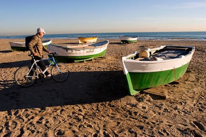 Barcas de pesca en esa playa de las Arenas que una vez pintó Joaquin Sorolla.