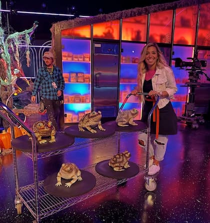 Barceló presentó un postre de sapo hiperrealista, elaborado con bizcocho de ron cubano y vainilla, relleno de merengue y guayaba, y coronado con galletas Ave María