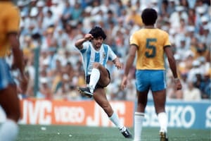 Barcelona, 2 de julio de 1982. La guerra en Malvinas había terminado. La Selección Argentina de fútbol pierde 3 a 1 contra Brasil. Diego Maradona termina su primer mundial expulsado... Foto:BONGARTS