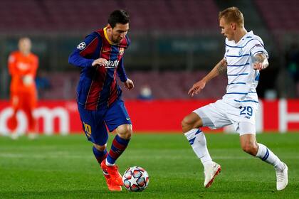 Messi intenta una gambeta frente a Buyaiskiy