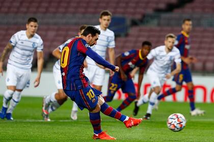 Lionel Messi sufrió la falta y resolvió el penal; 1-0 para Barcelona ante Dinamo Kiev