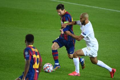 Messi intenta superar a un jugador de Ferencvaros; el rosarino estuvo muy activo: hizo un gol y dio una asistencia para el de Dembelé