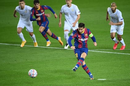Messi cruzó el remate y estableció el 1-0 para Barcelona.