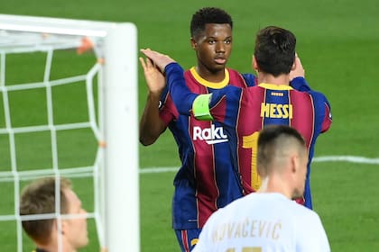 El festejo de Messi con Ansu Fati; el juvenil de 17 años es uno de sus nuevos socios en la renovación del equipo