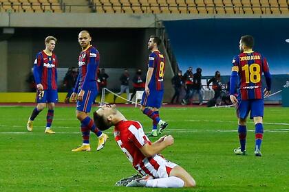 El festejo de un jugador de Athletic de Bilbao ante la mirada impotente de los futbolistas de Barcelona