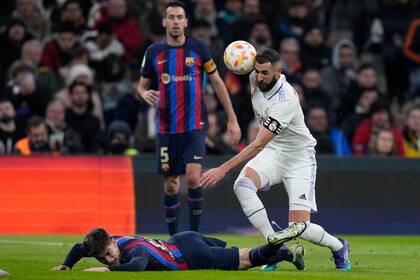 Barcelona le cierra los espacios a Real Madrid y el local comienza a frustrarse