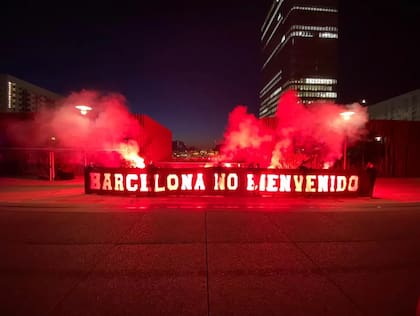 "Barcelona no es bienvenido", otra de las pancartas del PSG. Crédito: Marca